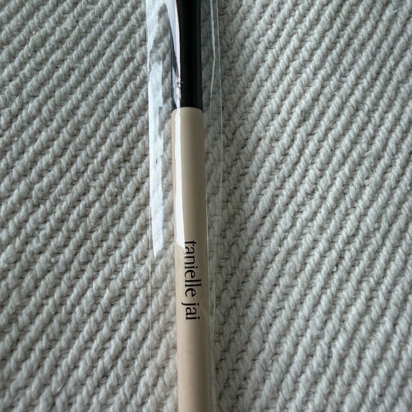 Tanielle Jai #11. Lip Diffuse & Define Dual Ended Makeup Brush - Picture 4 of 7